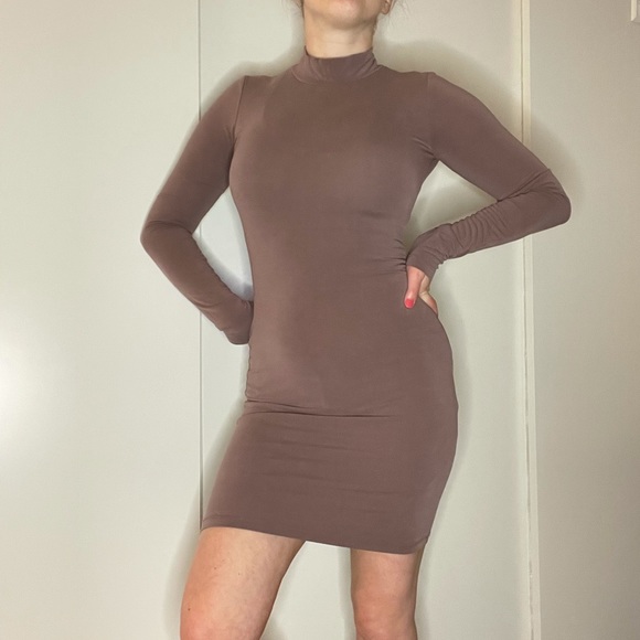 🎉 2 Time 💗HP💗 Wilfred Mock Neck Bodycon Dress - Picture 4 of 5
